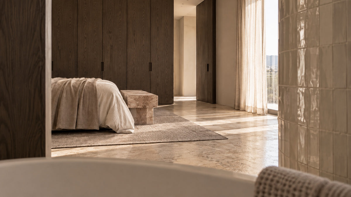 Doorkijk van de badkamer naar de slaapkamer in Project Aerdenhout